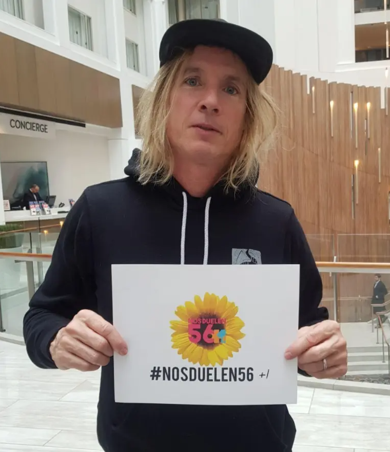  Bryan Buckley de Hungry Man Productions, porta un cartel de #NosDuelen56 por las niñas del Hogar Seguro. Fotografía Stef Arreaga. 